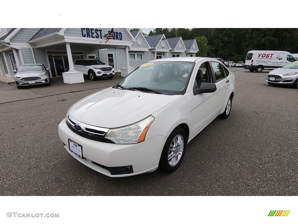 2010 Focus SE Sedan - White Suede / Charcoal Black photo #3