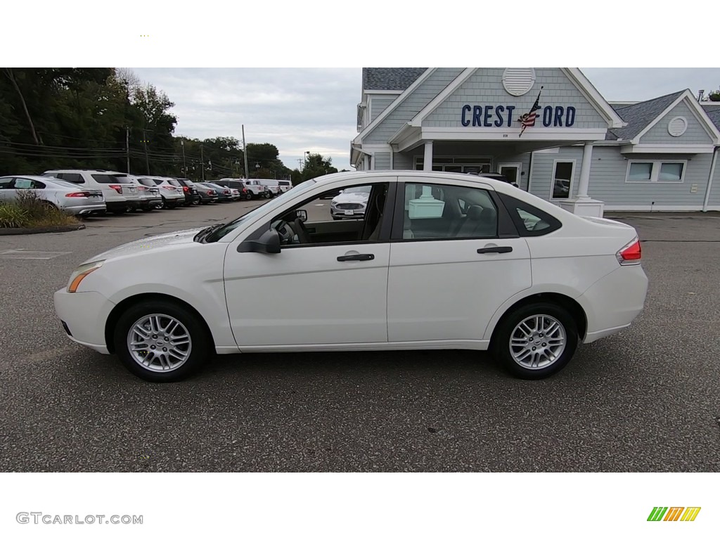 2010 Focus SE Sedan - White Suede / Charcoal Black photo #4