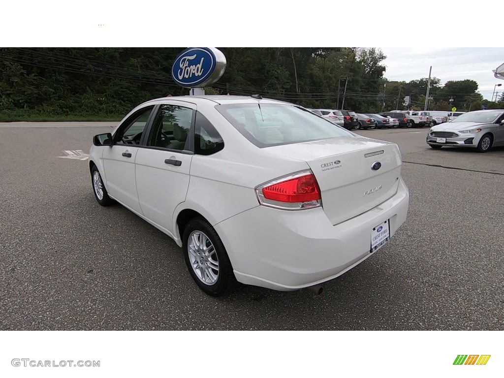 2010 Focus SE Sedan - White Suede / Charcoal Black photo #5