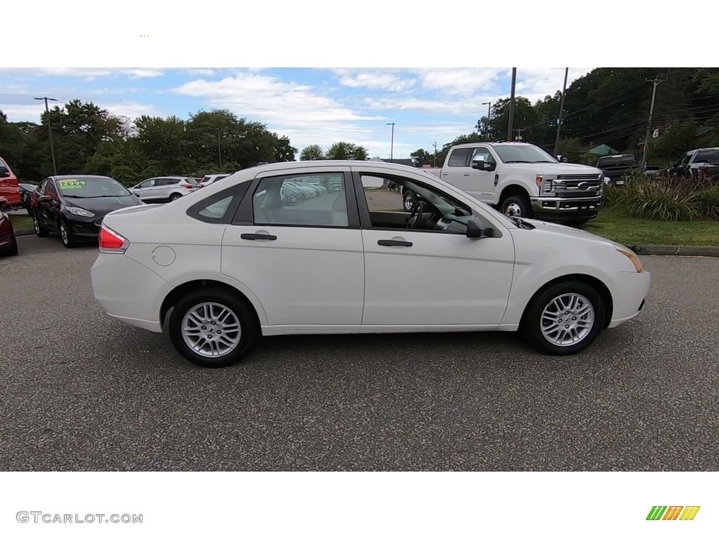 2010 Focus SE Sedan - White Suede / Charcoal Black photo #8
