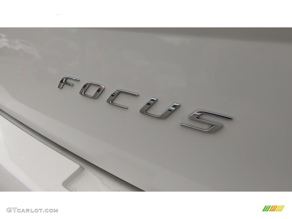 2010 Focus SE Sedan - White Suede / Charcoal Black photo #10