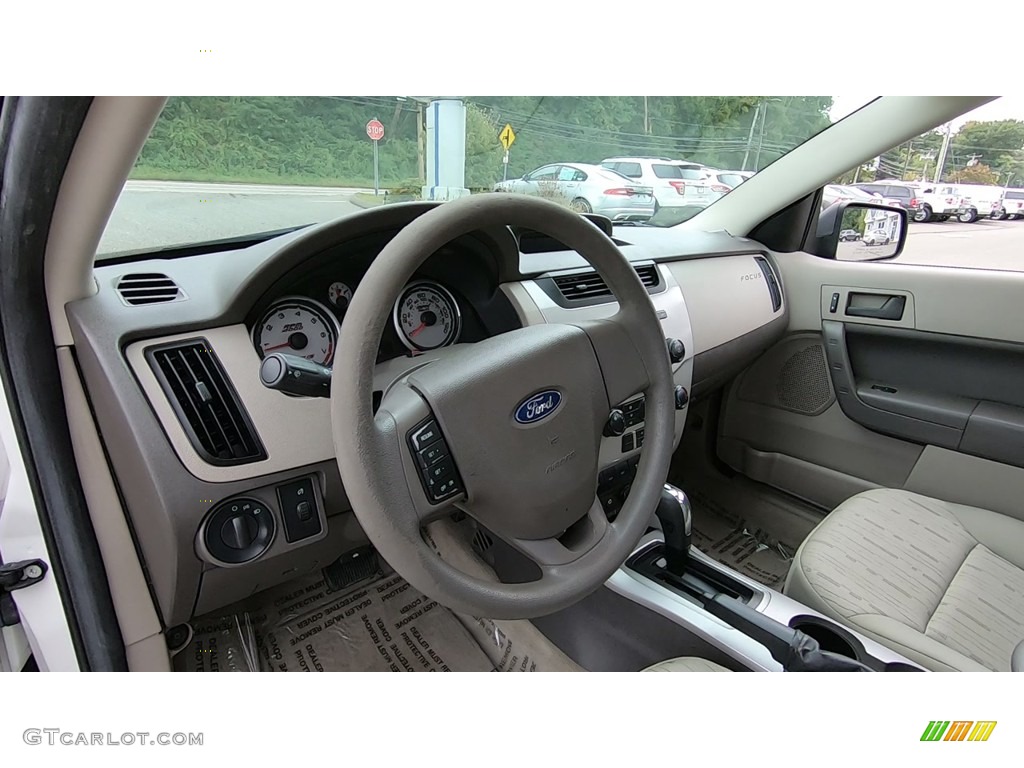 2010 Focus SE Sedan - White Suede / Charcoal Black photo #11