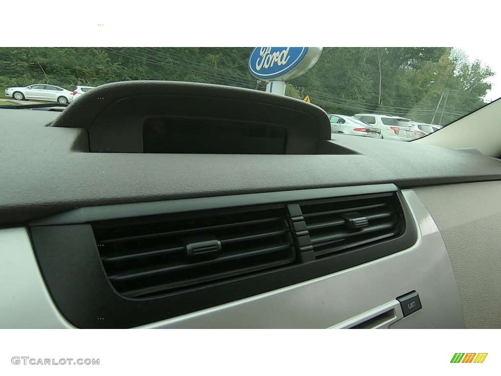 2010 Focus SE Sedan - White Suede / Charcoal Black photo #15