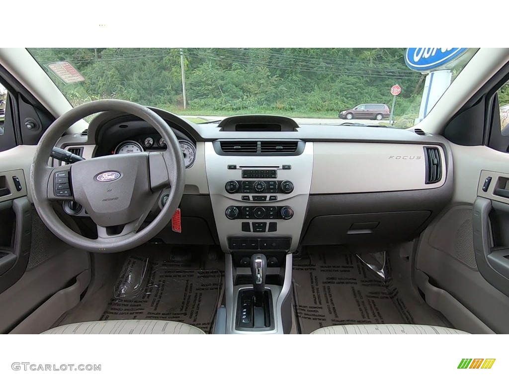2010 Focus SE Sedan - White Suede / Charcoal Black photo #19