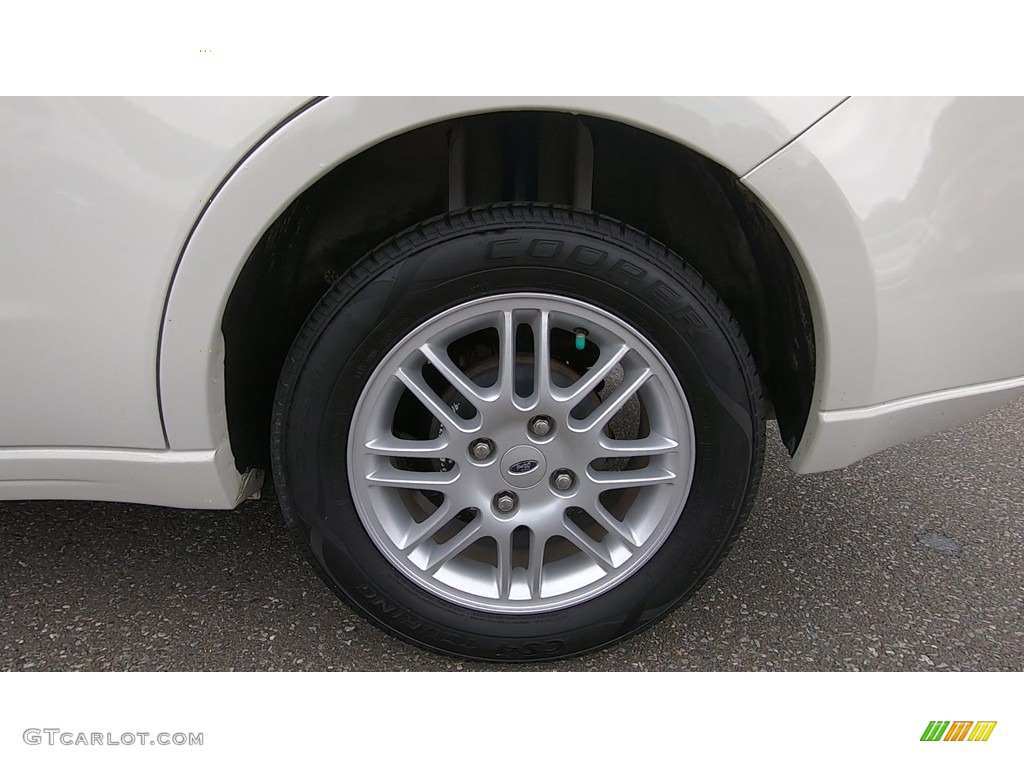 2010 Focus SE Sedan - White Suede / Charcoal Black photo #20