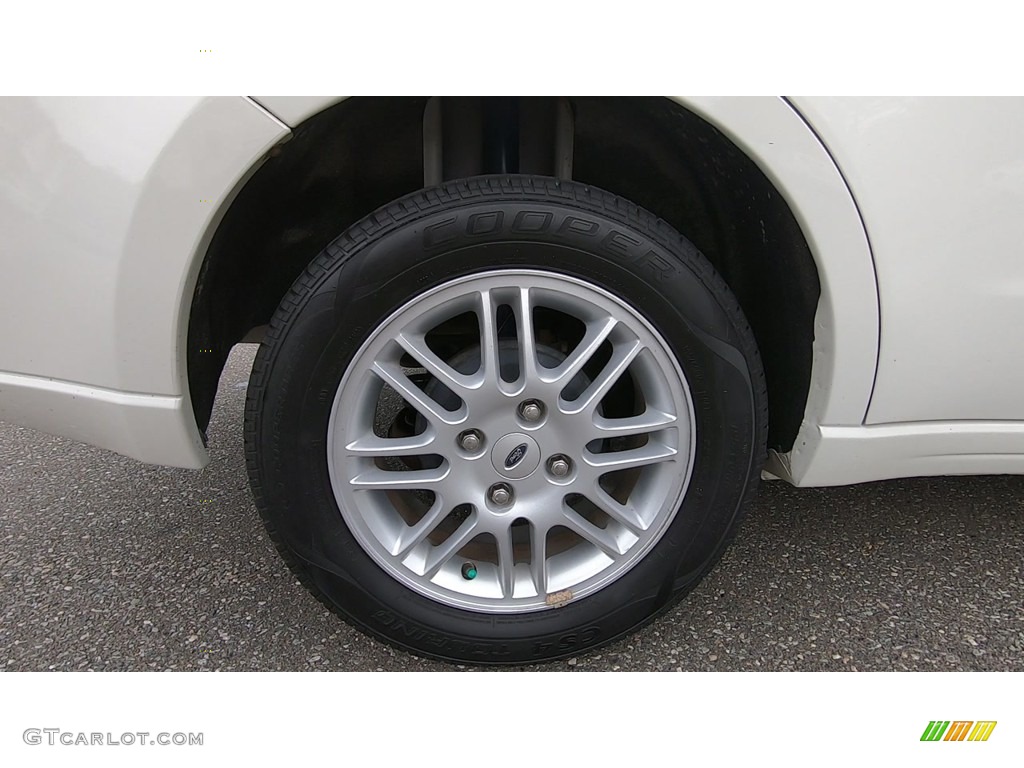 2010 Focus SE Sedan - White Suede / Charcoal Black photo #22