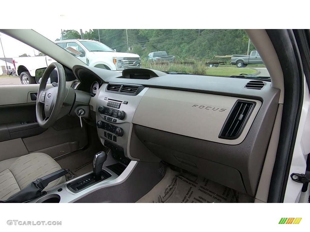 2010 Focus SE Sedan - White Suede / Charcoal Black photo #25