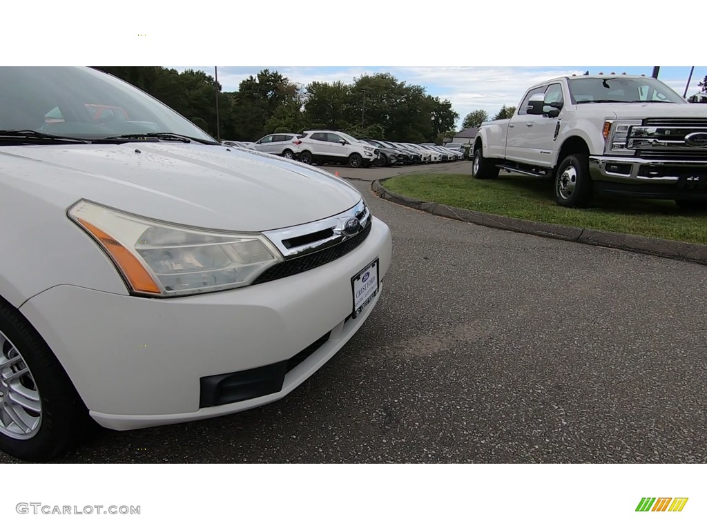 2010 Focus SE Sedan - White Suede / Charcoal Black photo #27