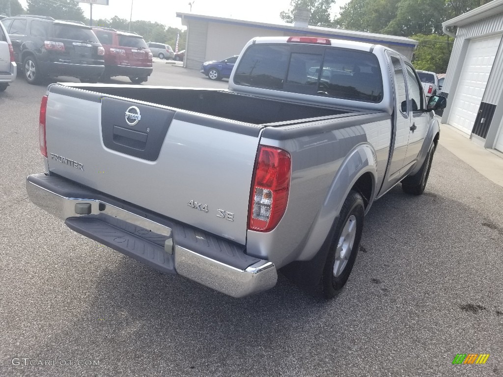 2007 Frontier SE King Cab 4x4 - Radiant Silver / Graphite photo #32