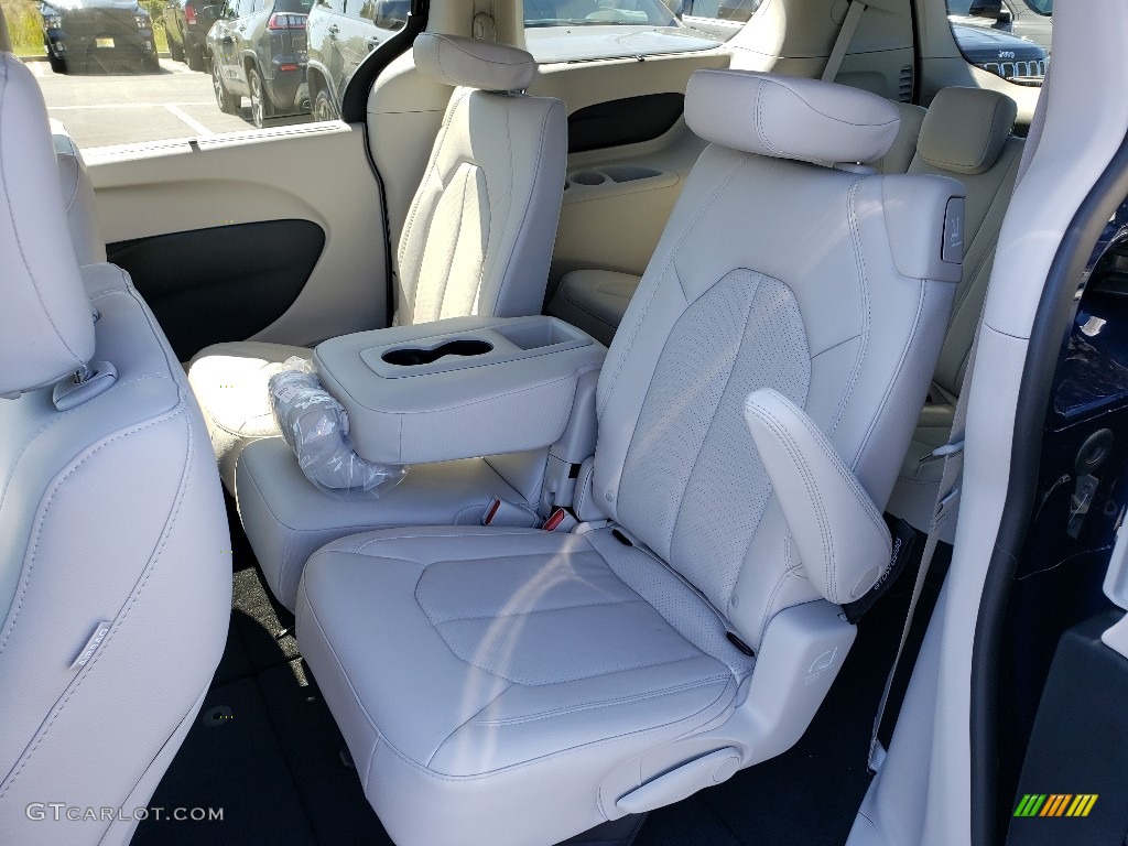 Alloy/Black Interior 2020 Chrysler Pacifica Touring L Photo #135230610