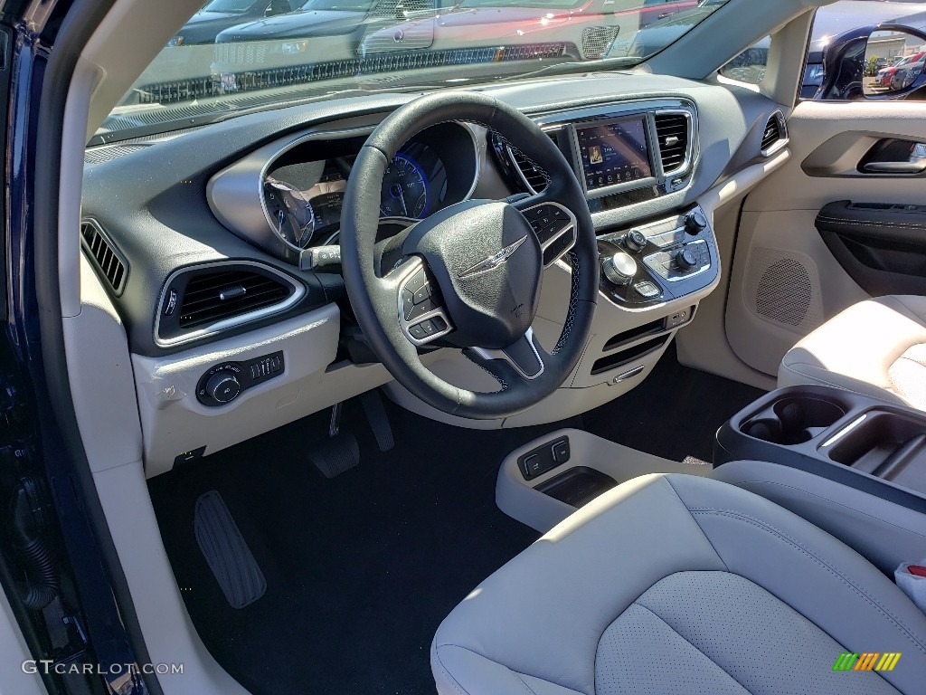 Alloy/Black Interior 2020 Chrysler Pacifica Touring L Photo #135230628