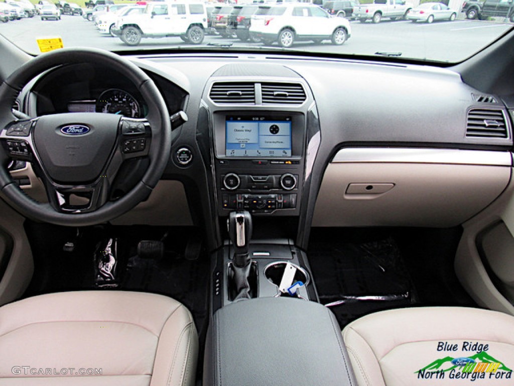 2018 Explorer XLT 4WD - Platinum Dune / Medium Stone photo #16