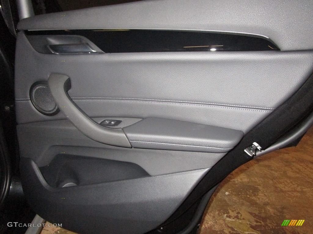 2019 X1 xDrive28i - Jet Black / Black photo #17