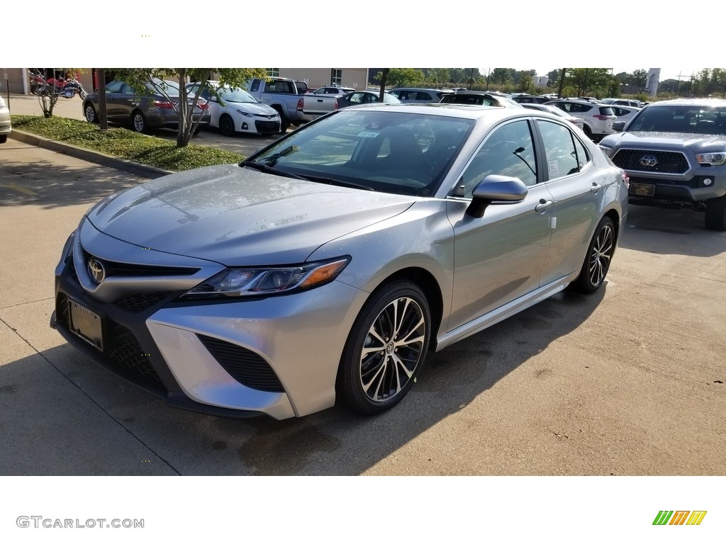 Celestial Silver Metallic 2020 Toyota Camry SE Exterior Photo #135291668