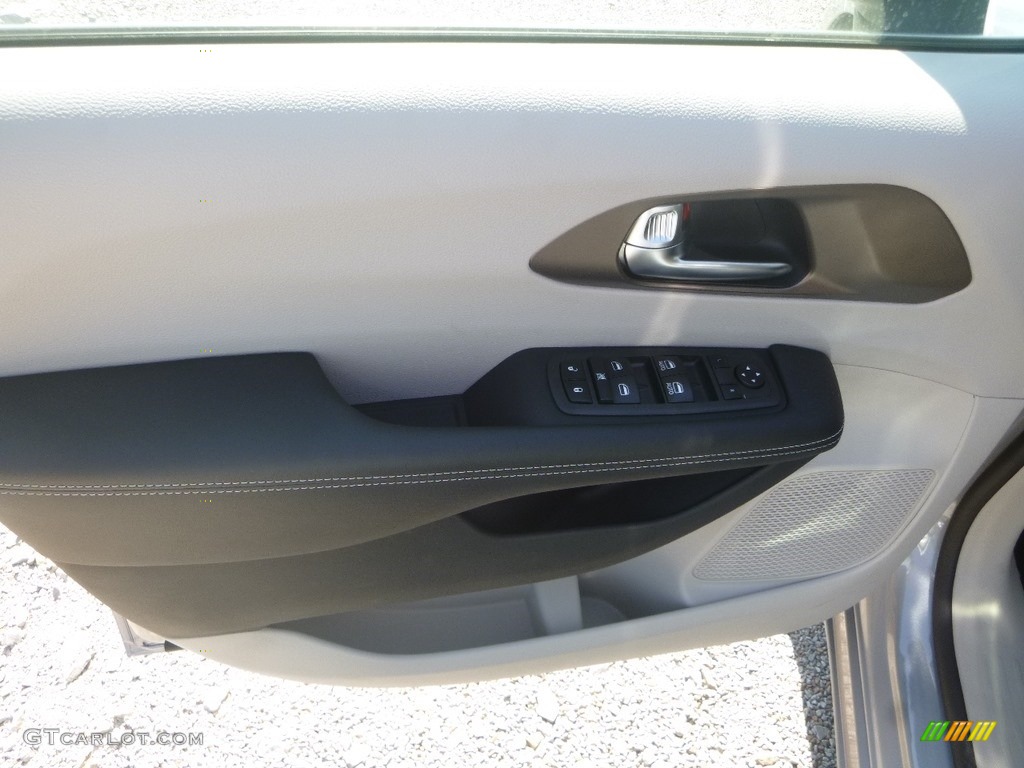 2020 Chrysler Voyager L Door Panel Photos