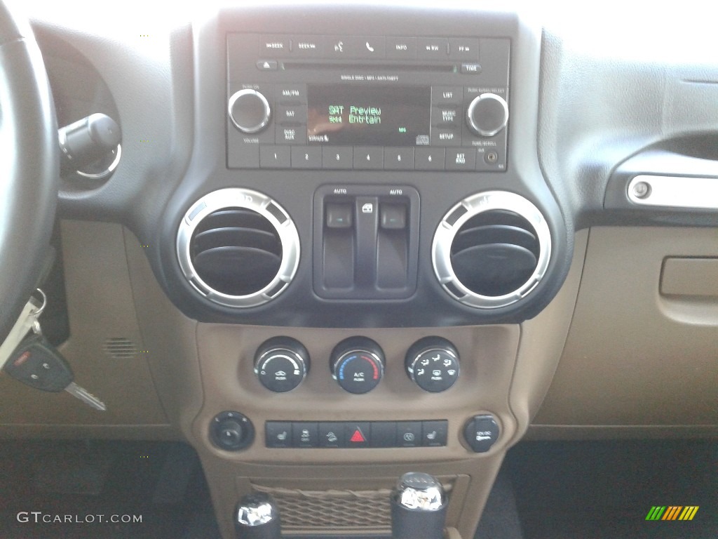 2017 Wrangler Sahara 4x4 - Black / Black/Dark Saddle photo #19