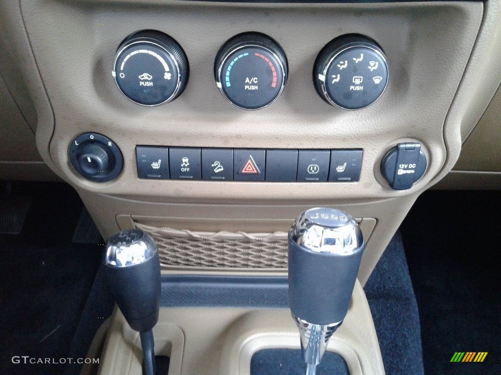 2017 Wrangler Sahara 4x4 - Black / Black/Dark Saddle photo #21