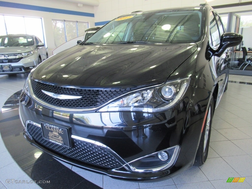 2017 Pacifica Touring L - Brilliant Black Crystal Pearl / Black/Alloy photo #1