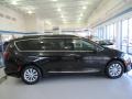 2017 Brilliant Black Crystal Pearl Chrysler Pacifica Touring L  photo #5