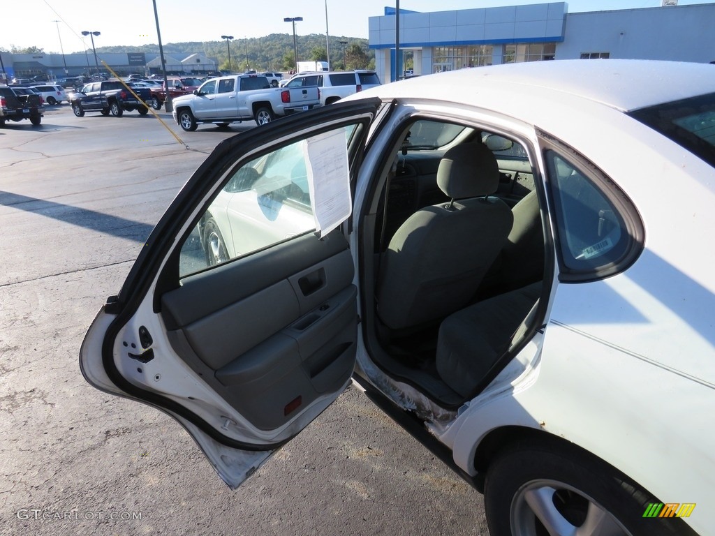 2003 Taurus SES - Vibrant White / Dark Charcoal photo #13