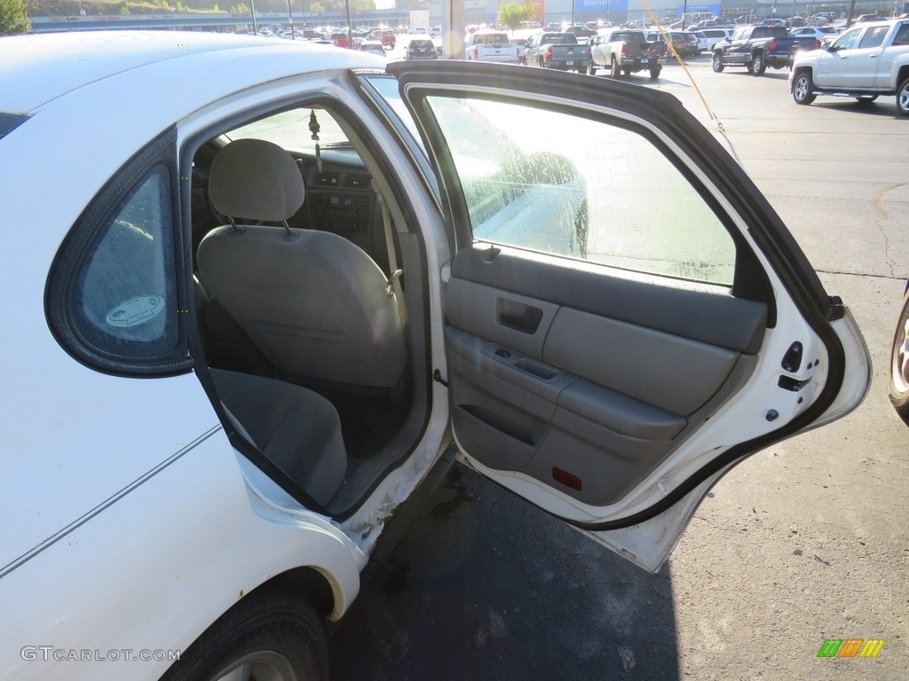 2003 Taurus SES - Vibrant White / Dark Charcoal photo #16