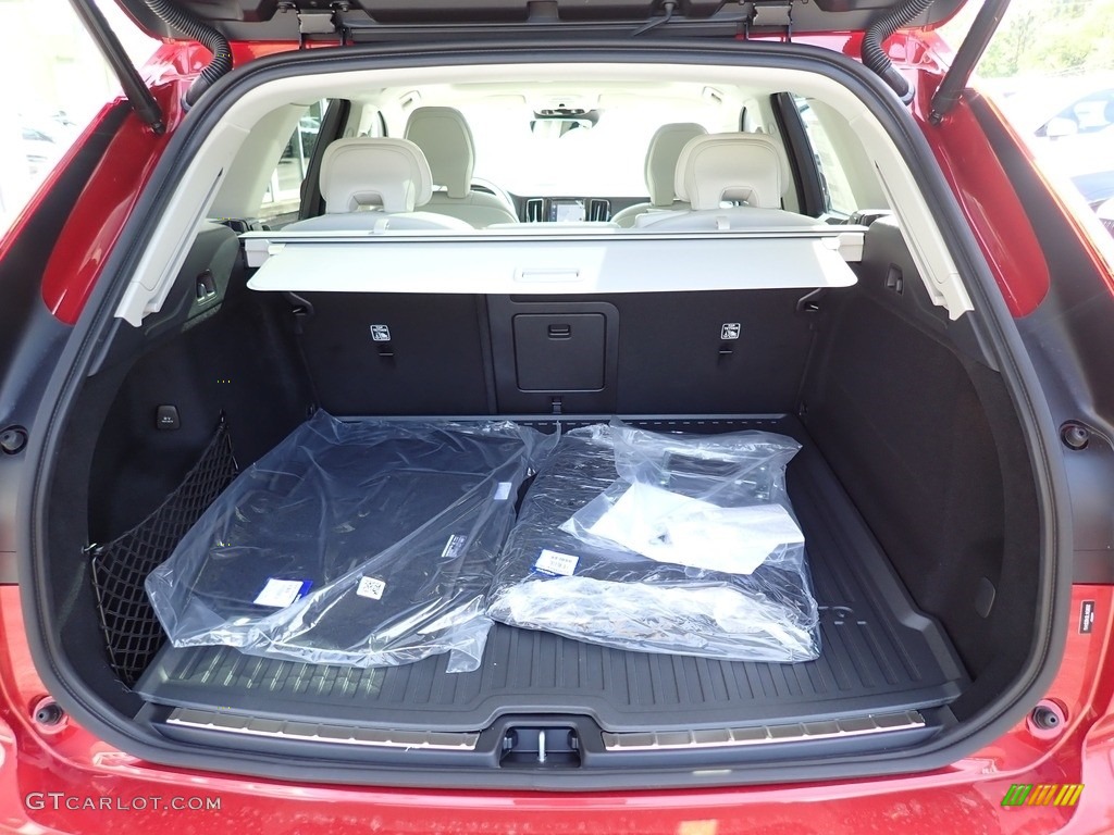 2020 Volvo XC60 T5 AWD Momentum Trunk Photo #135361205