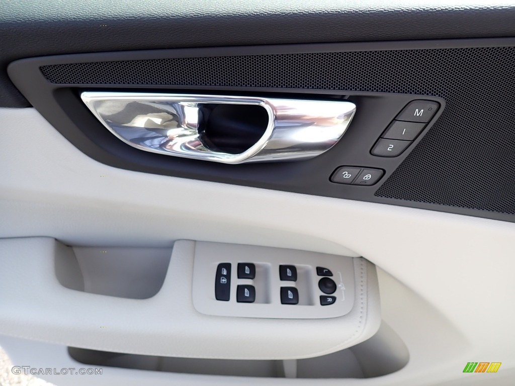2020 Volvo XC60 T5 AWD Momentum Controls Photo #135361444