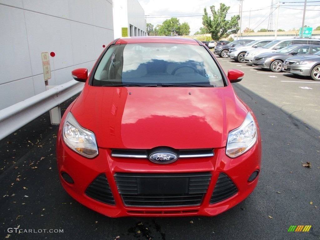 2013 Focus SE Hatchback - Race Red / Medium Light Stone photo #8