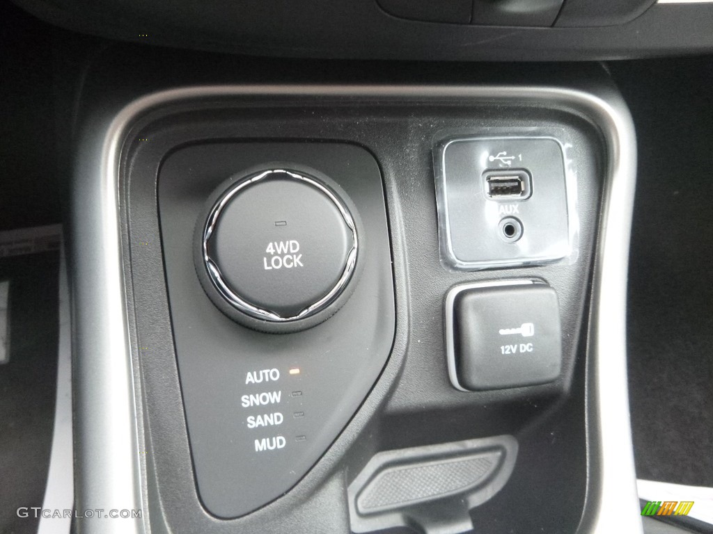 2020 Jeep Compass Latitude 4x4 Controls Photo #135375737