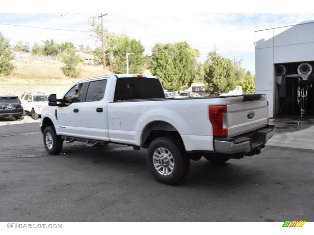 2018 F350 Super Duty XLT Crew Cab 4x4 - Oxford White / Earth Gray photo #4