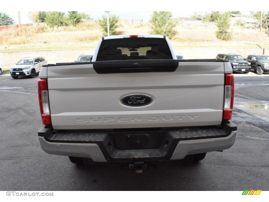 2018 F350 Super Duty XLT Crew Cab 4x4 - Oxford White / Earth Gray photo #5