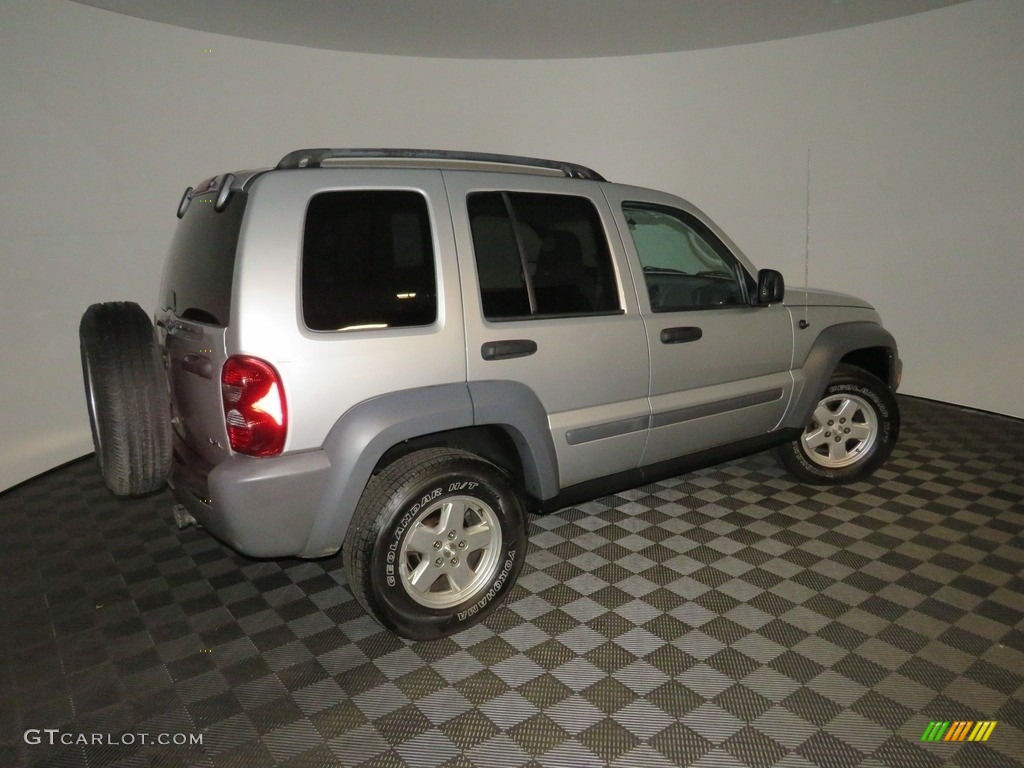 2006 Liberty Sport 4x4 - Bright Silver Metallic / Medium Slate Gray photo #15