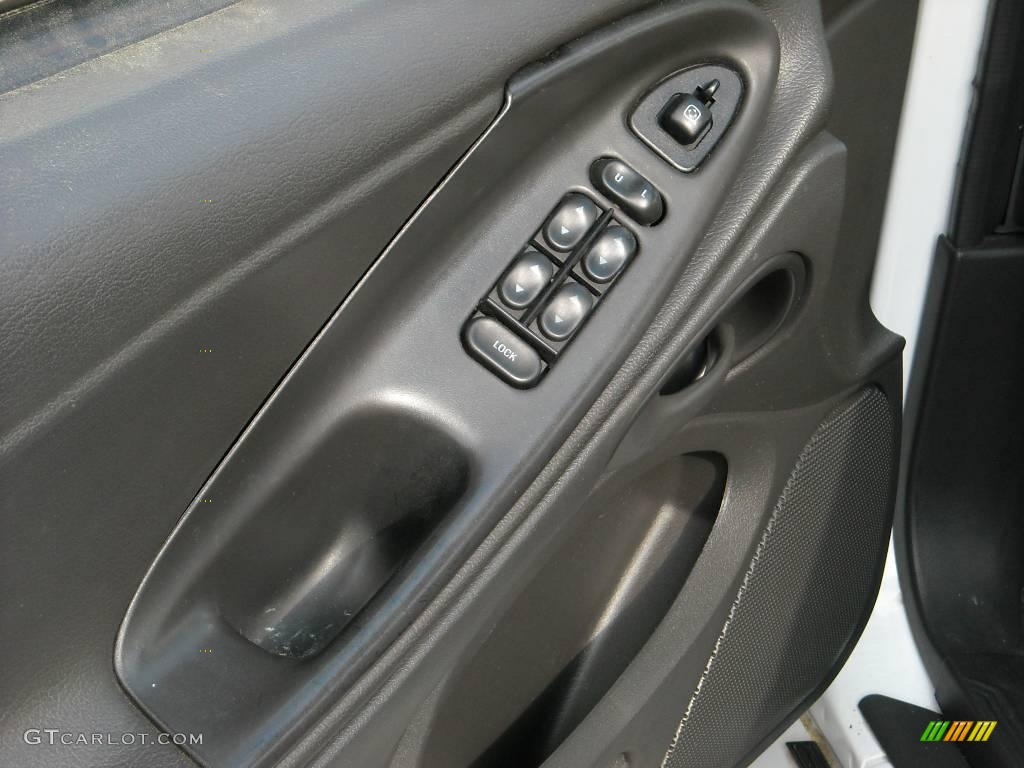 2004 Mustang V6 Convertible - Oxford White / Dark Charcoal photo #12