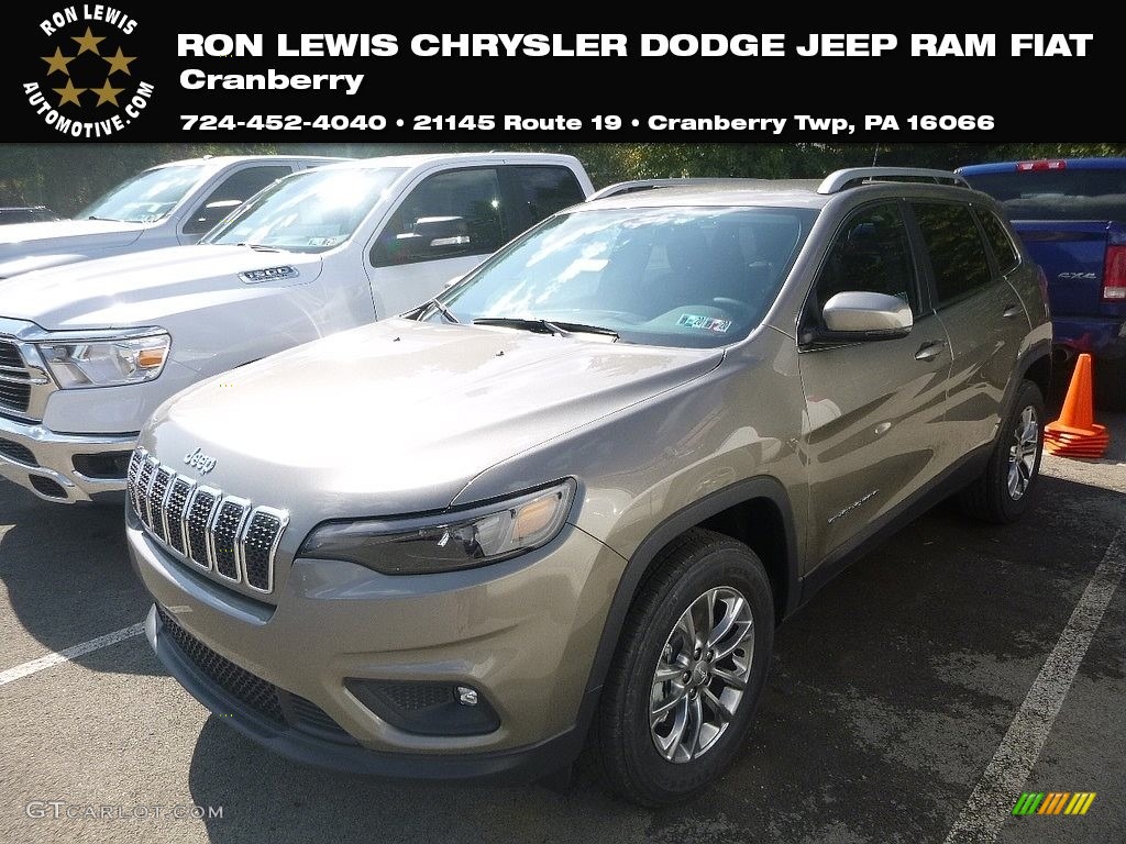 2019 Cherokee Latitude Plus 4x4 - Light Brownstone Pearl / Black photo #1