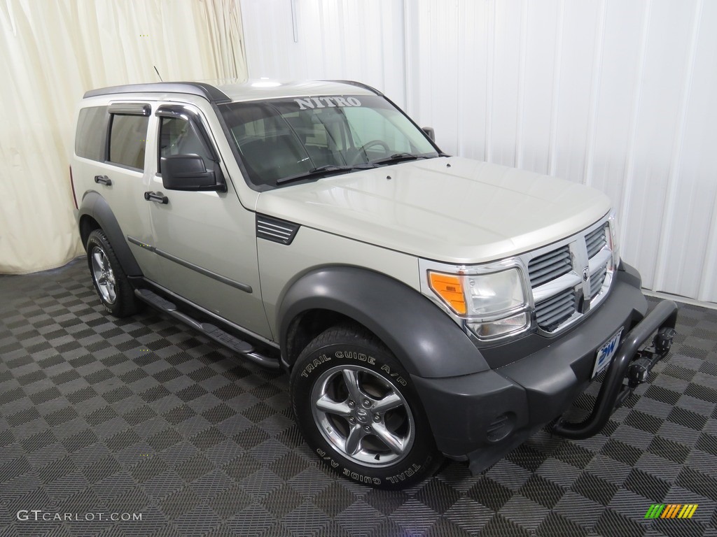 2008 Nitro SXT 4x4 - Bright Silver Metallic / Dark Khaki/Medium Khaki photo #2