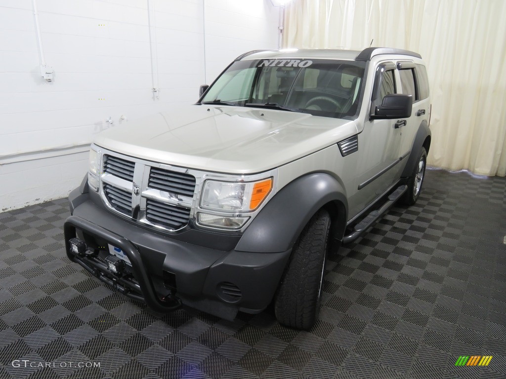 2008 Nitro SXT 4x4 - Bright Silver Metallic / Dark Khaki/Medium Khaki photo #7