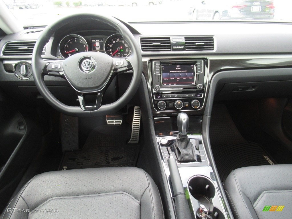 2019 Volkswagen Passat SE R-Line Titan Black Dashboard Photo #135526040