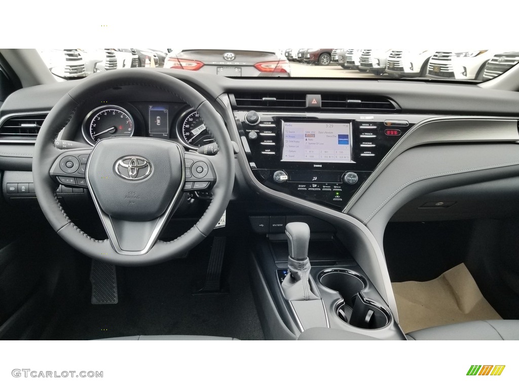 2020 Toyota Camry SE Black Dashboard Photo #135533766