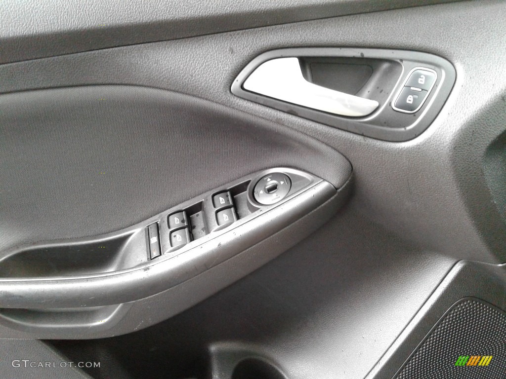 2018 Focus SE Sedan - Lightning Blue / Charcoal Black photo #10