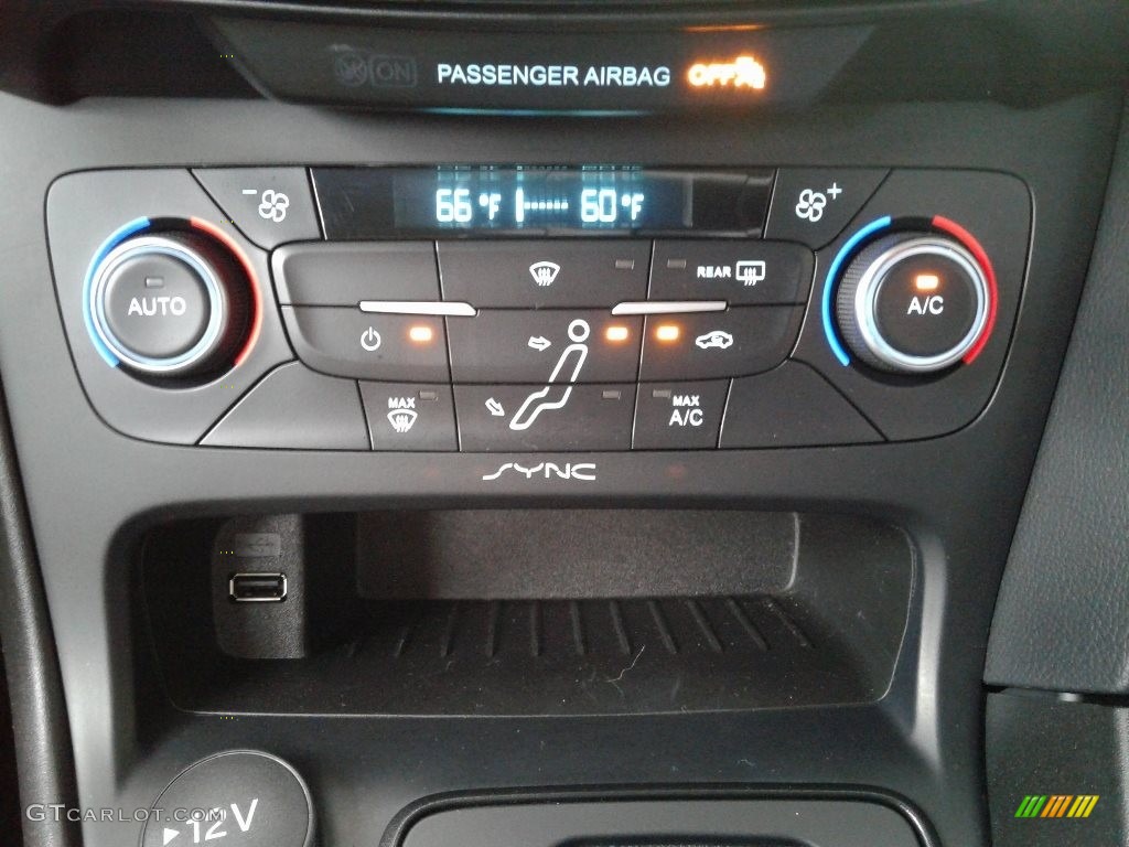 2018 Focus SE Sedan - Lightning Blue / Charcoal Black photo #24