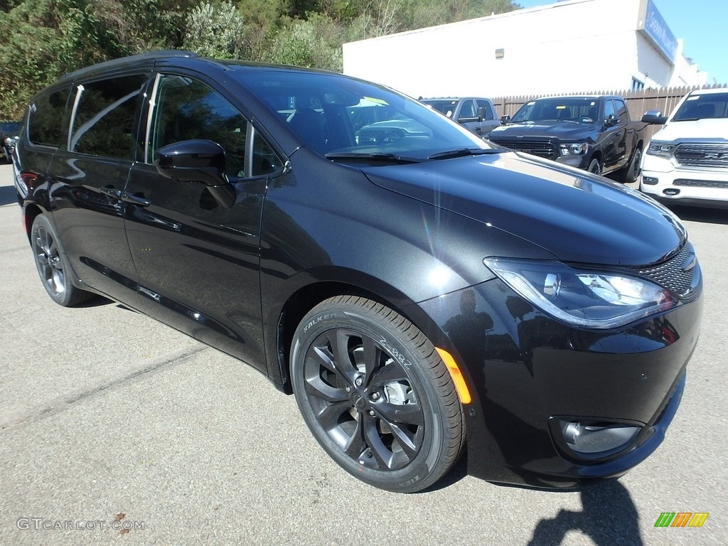 Brilliant Black Crystal Pearl 2020 Chrysler Pacifica Touring L Exterior Photo #135556376