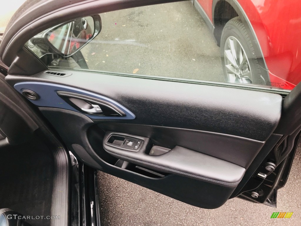 2015 200 S - Black / Black photo #15
