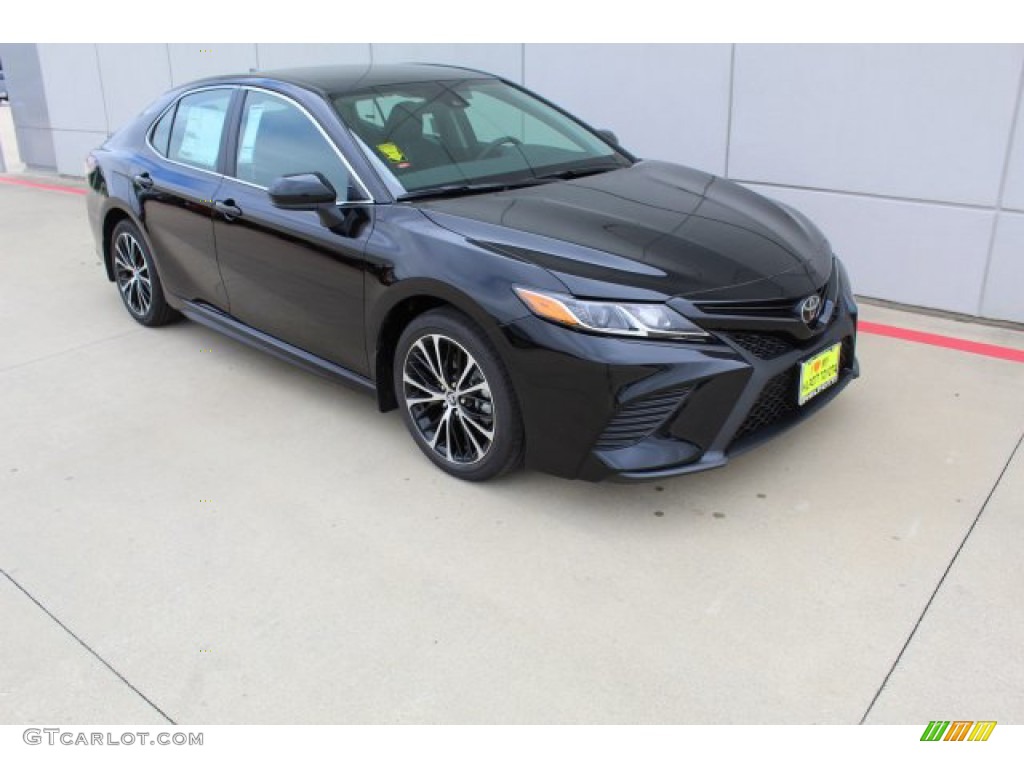 Midnight Black Metallic 2020 Toyota Camry SE Exterior Photo #135566474