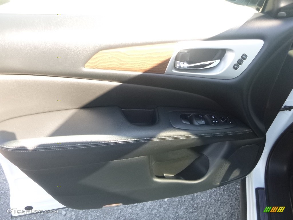 2018 Pathfinder Platinum 4x4 - Pearl White / Charcoal photo #15