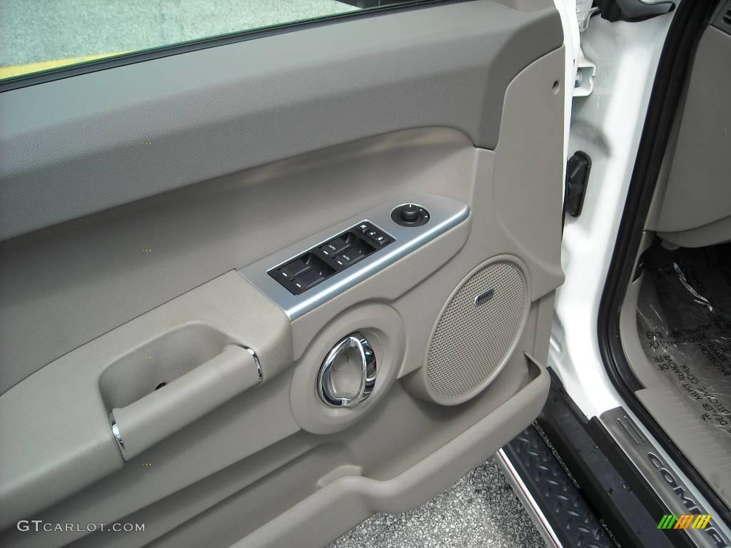 2009 Commander Sport - Stone White / Khaki photo #14