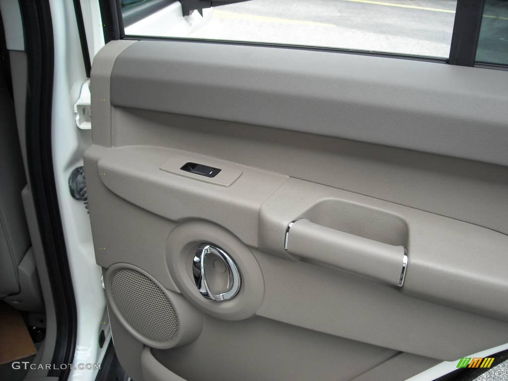 2009 Commander Sport - Stone White / Khaki photo #19