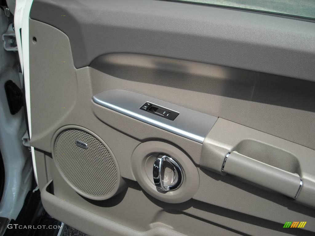 2009 Commander Sport - Stone White / Khaki photo #21