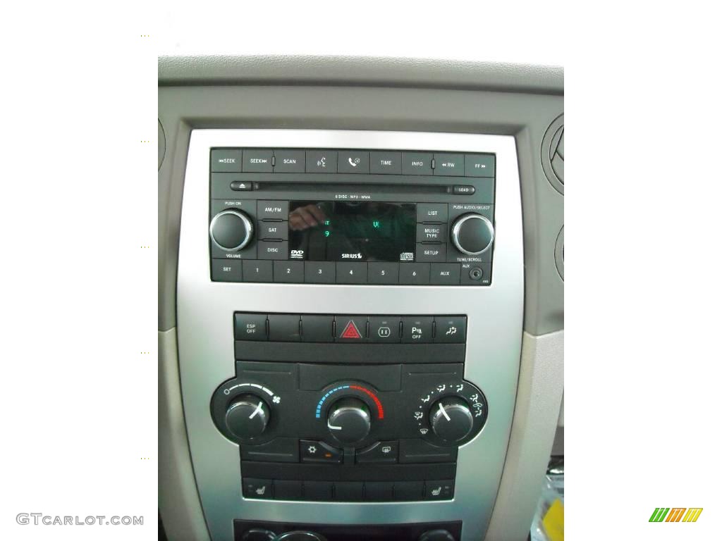 2009 Commander Sport - Stone White / Khaki photo #24