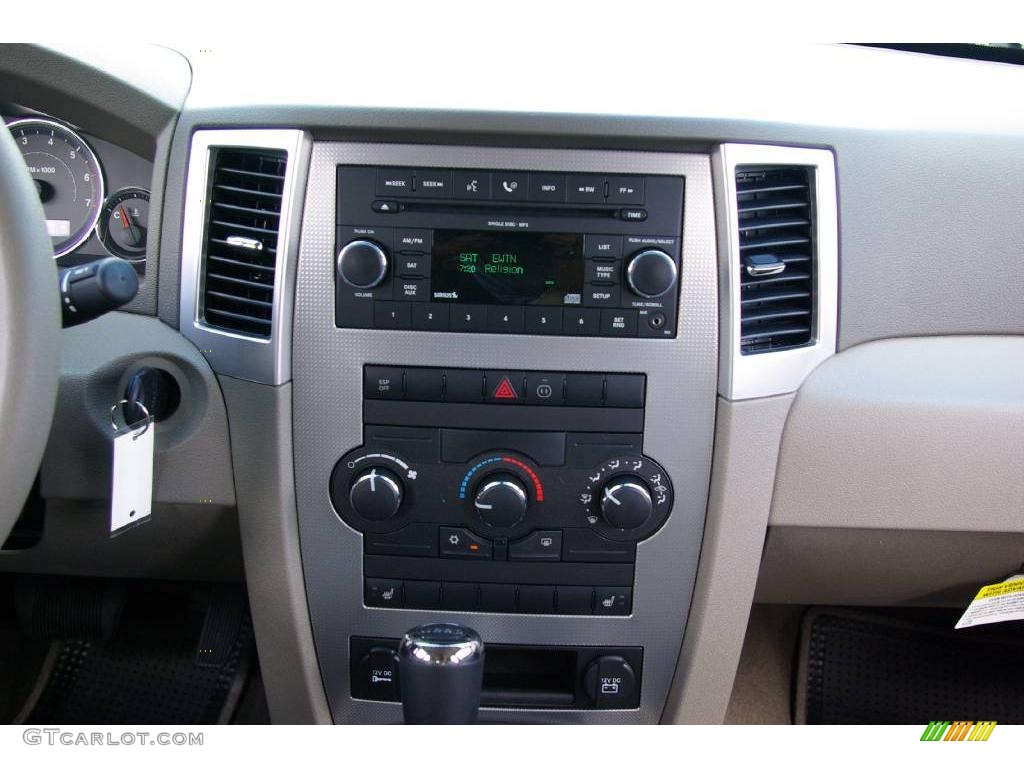 2009 Grand Cherokee Laredo - Olive Green Metallic / Medium Khaki/Dark Khaki photo #22