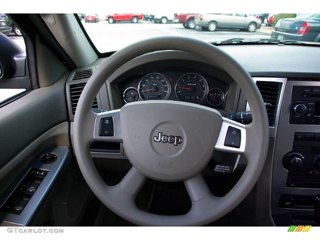 2009 Grand Cherokee Laredo - Olive Green Metallic / Medium Khaki/Dark Khaki photo #24